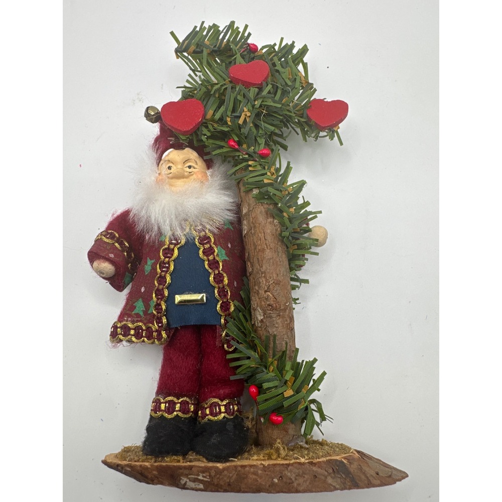 Vintage Rustic Santa Claus Figurine on Wood Base with Hearts Garland 6.5" Taiwan